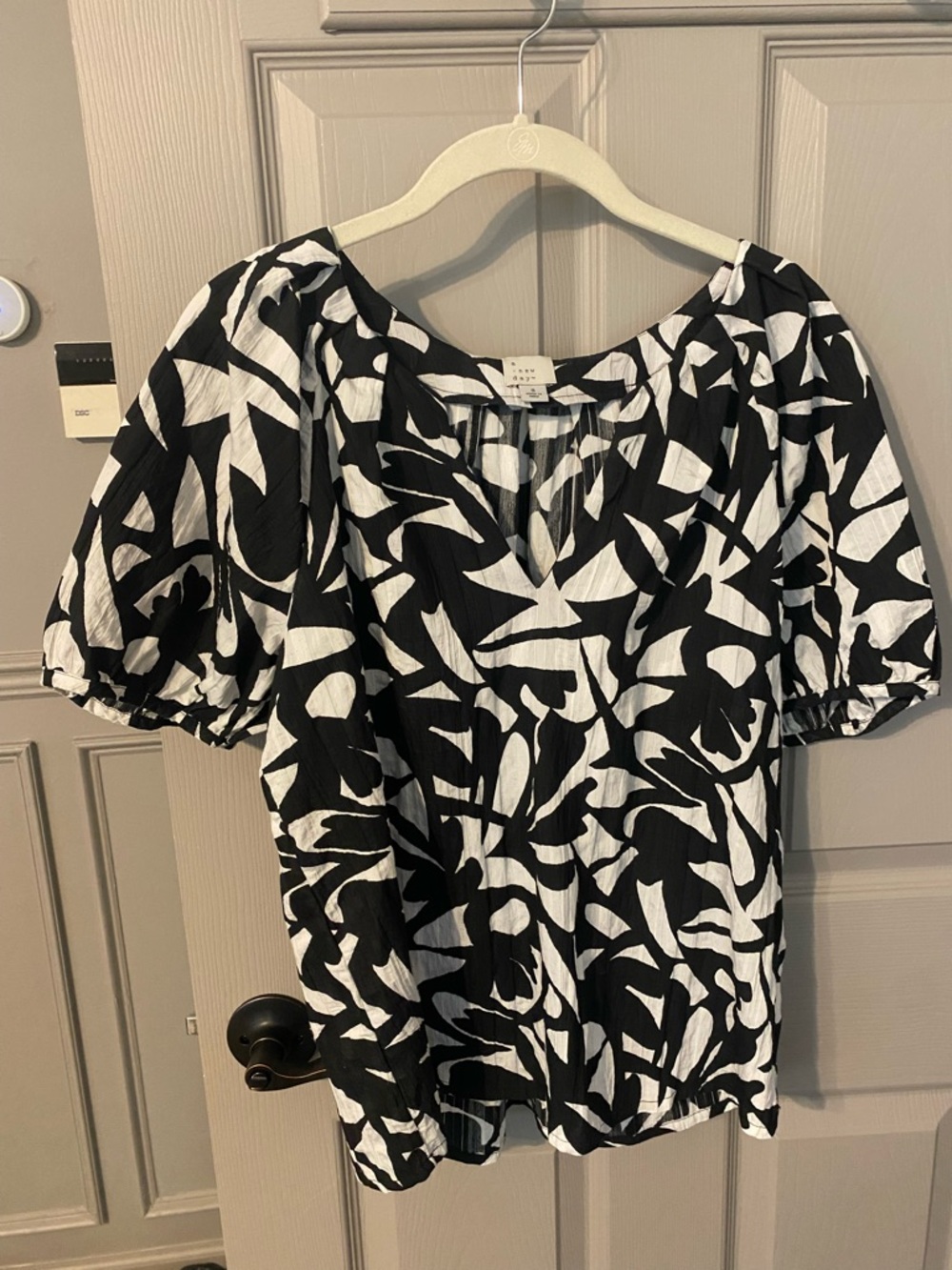 a new day Black and White Abstract Puff-Sleeve Blouse